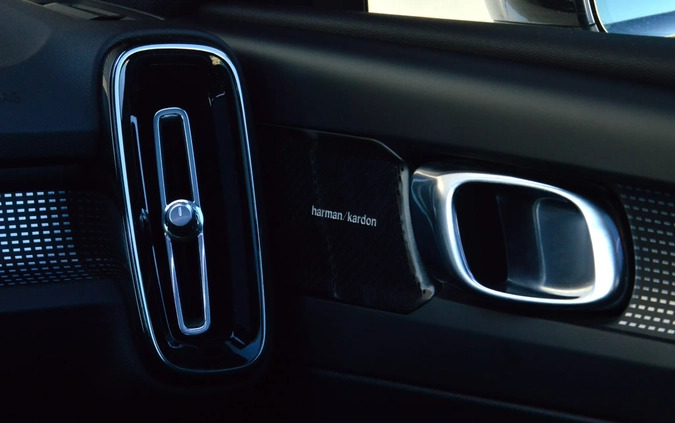 Volvo XC 40 cena 124900 przebieg: 87000, rok produkcji 2018 z Szadek małe 704